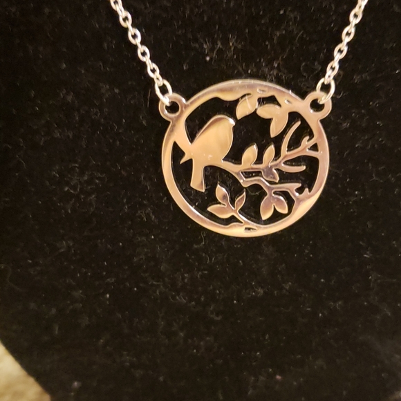 Jewelry - NWOT BIRD ON TREE LIMB NECKLACE